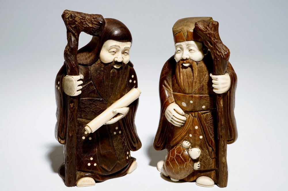 Une paire d'okimonos en bois et ivoire, Japon, Meiji, sign&eacute;