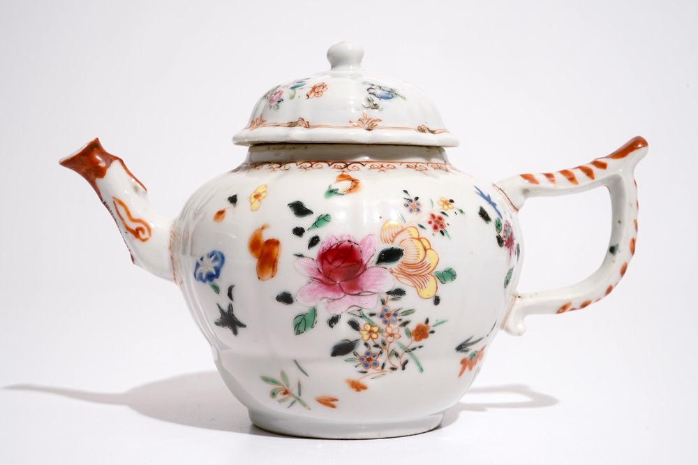 Une th&eacute;i&egrave;re en porcelaine de Chine famille rose, Qianlong