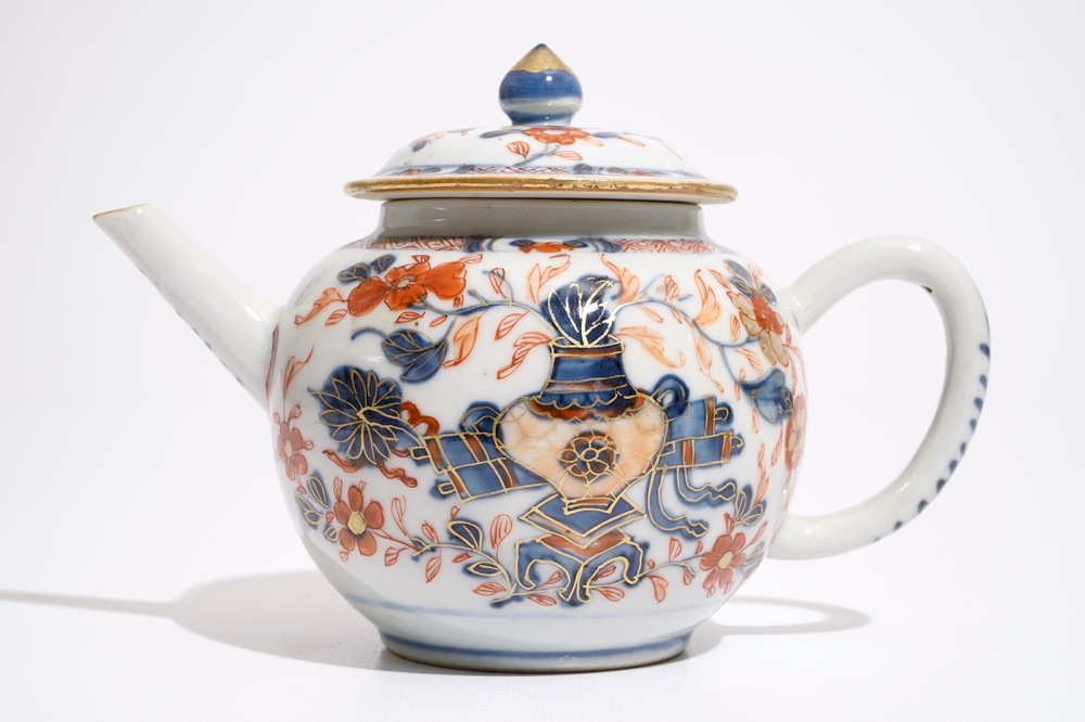 Une th&eacute;i&egrave;re et son couvercle en porcelaine de Chine Imari, Qianlong