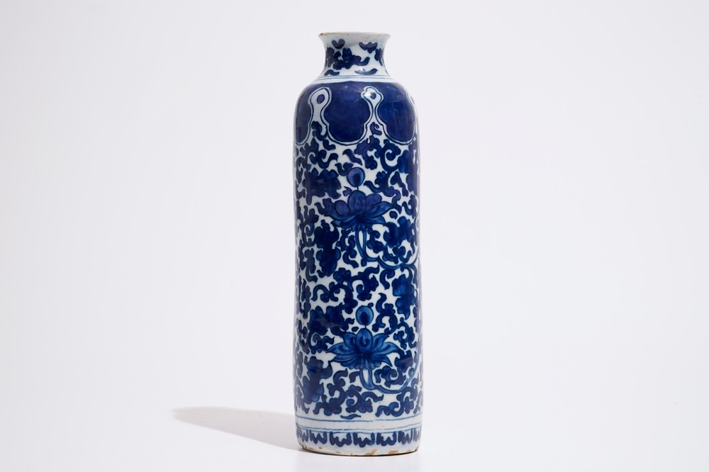 Un vase rouleau en fa&iuml;ence de Delft aux rinceaux de lotus de style Ming, ca. 1700