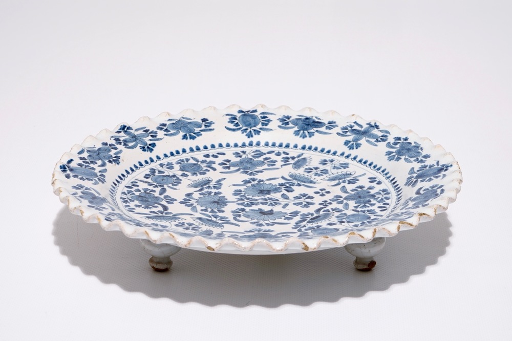Un plat polylob&eacute; en fa&iuml;ence de N&uuml;rnberg bleu et blanc, Allemagne, 17&egrave;me