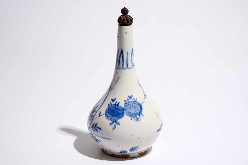 Un vase islamique bleu et blanc au couvercle en argent, prob. Iran, 17/18&egrave;me