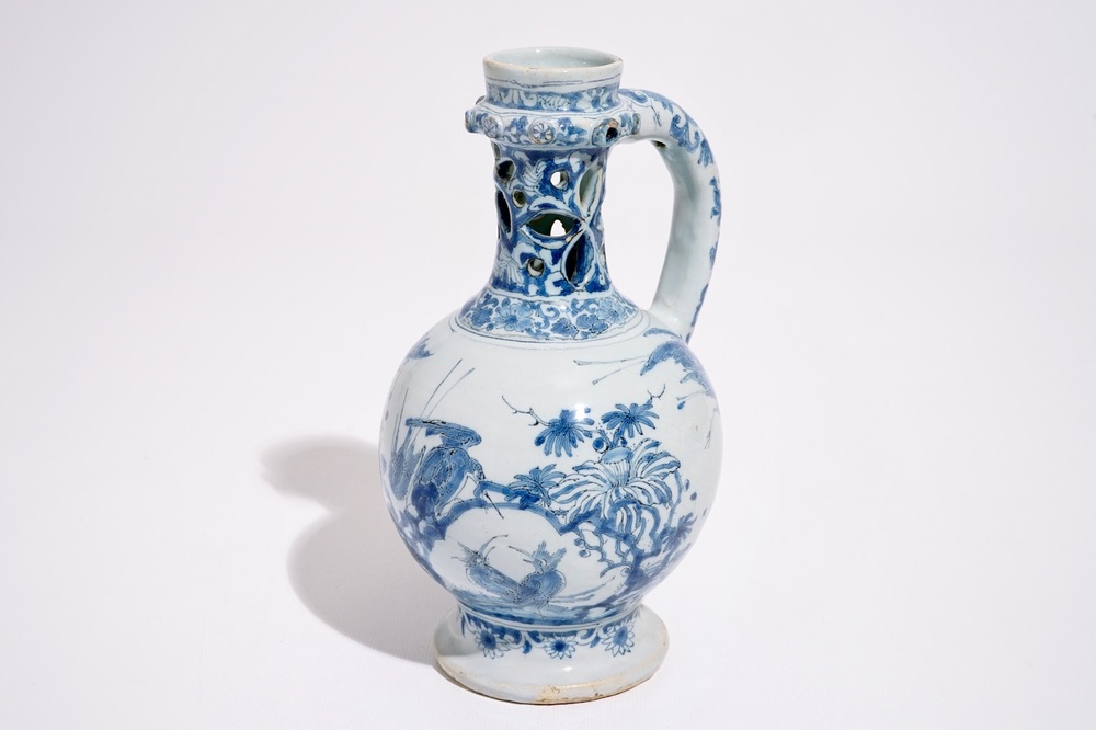 Un pichet trompeur en fa&iuml;ence de Delft bleu et blanc &agrave; d&eacute;cor chinoiserie, fin du 17&egrave;me