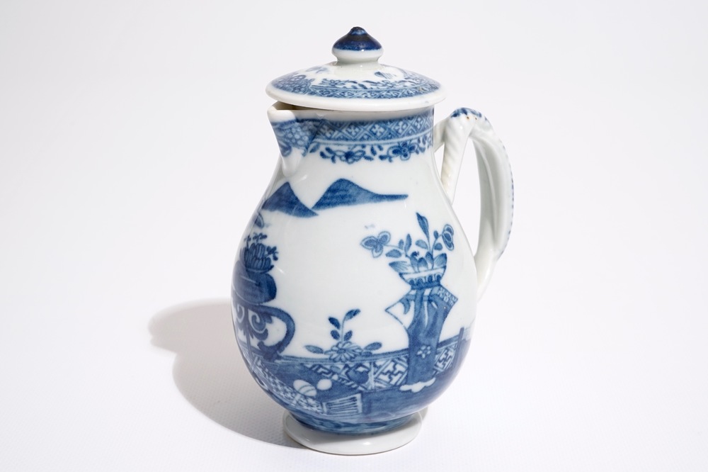 Un pot &agrave; lait en porcelaine de Chine bleu et blanc, Qianlong