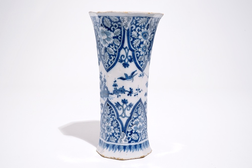 Een blauw-witte Delftse bekervaas met chinoiseriedecor, eind 17e eeuw