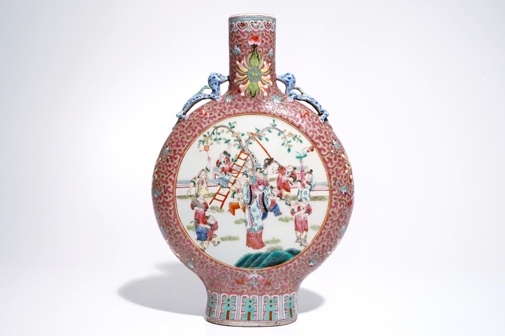Une gourde en porcelaine de Chine famille rose, 19/20&egrave;me