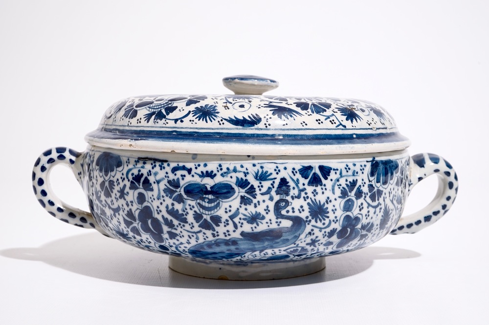 Un bouillon et son couvercle en fa&iuml;ence de Delft bleu et blanc, d&eacute;but du 18&egrave;me