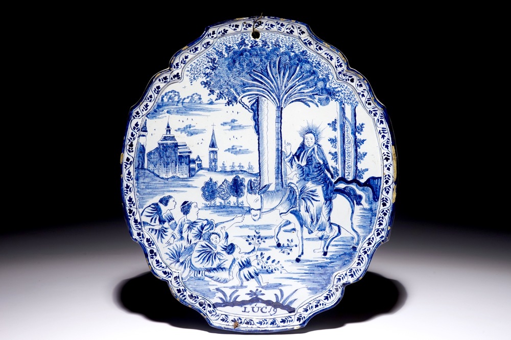 Une plaque en fa&iuml;ence de Delft bleu et blanc &agrave; d&eacute;cor religieux, 18&egrave;me