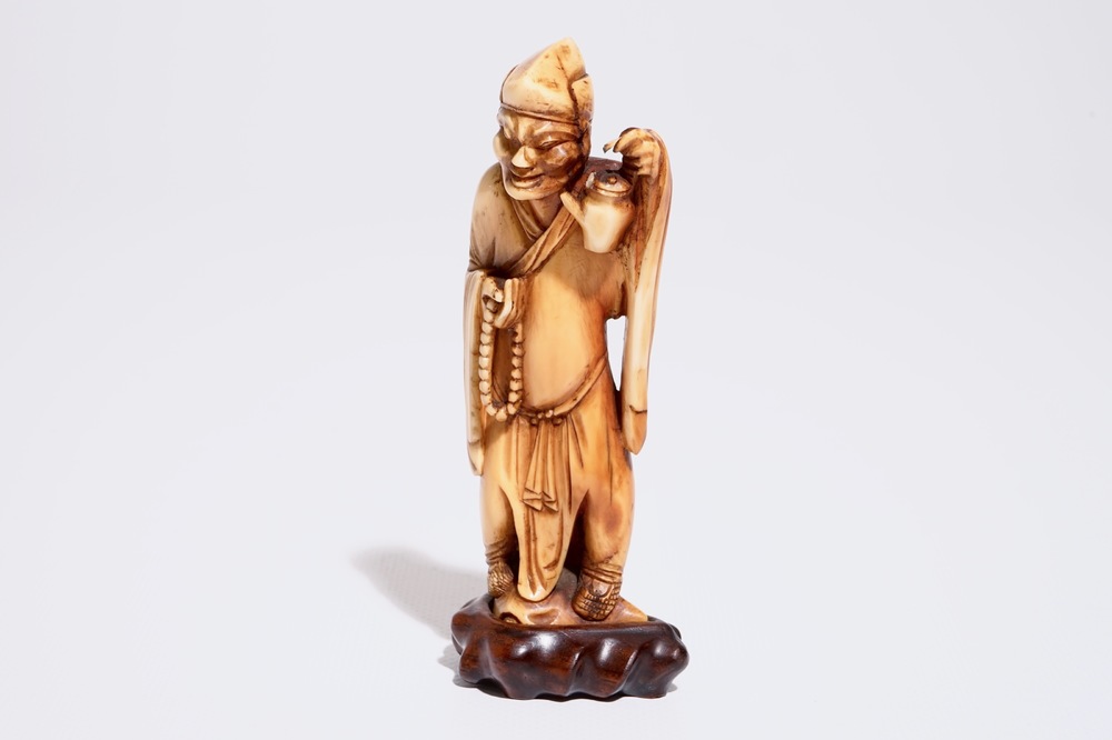Un mod&egrave;le d'un sage portant une th&eacute;i&egrave;re en ivoire sculpt&eacute;, Chine, 18&egrave;me