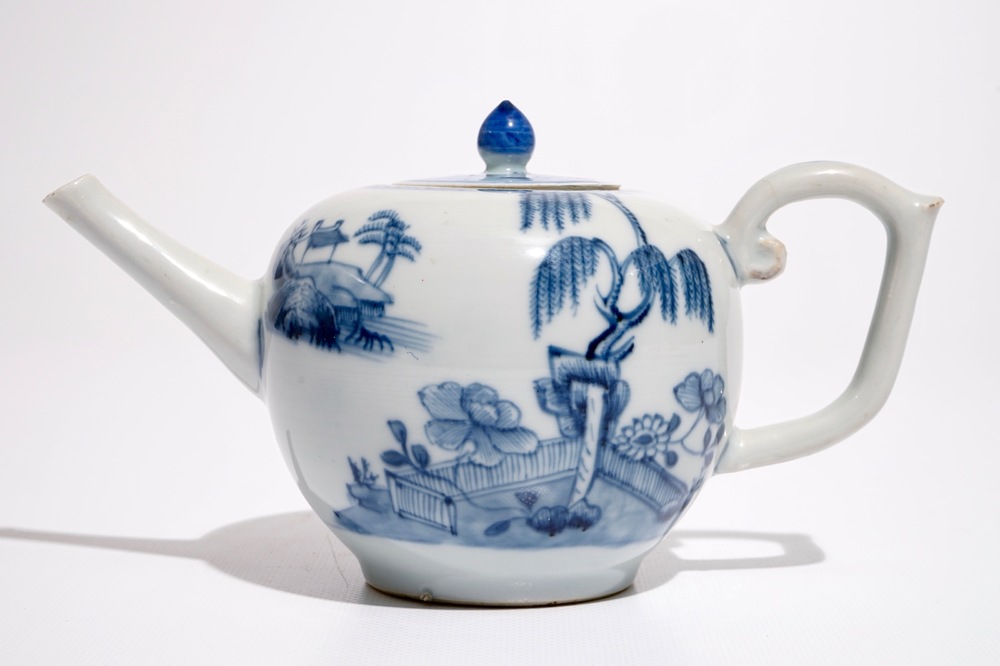 Une th&eacute;i&egrave;re en porcelaine de Chine bleu et blanc &agrave; d&eacute;cor d'un paysage, Qianlong