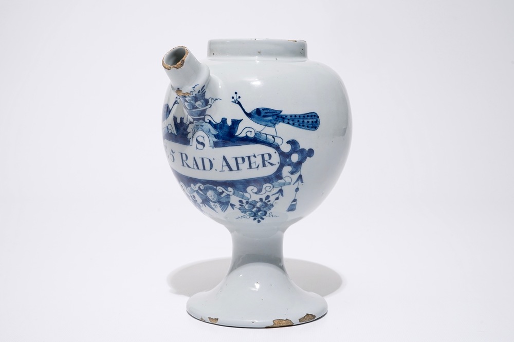 Een blauw-witte Delftse siroopkan "E5:Rad:Aper:", 18e eeuw