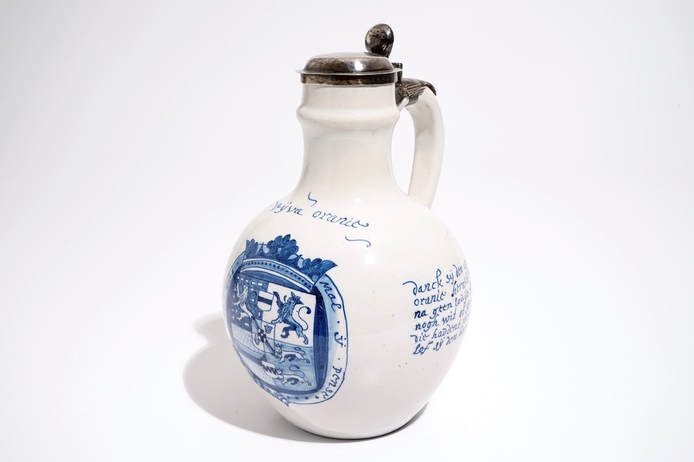 Un pichet d'inscription orangiste en fa&iuml;ence de Delft bleu et blanc aux armes de Guillaume III, 17&egrave;me