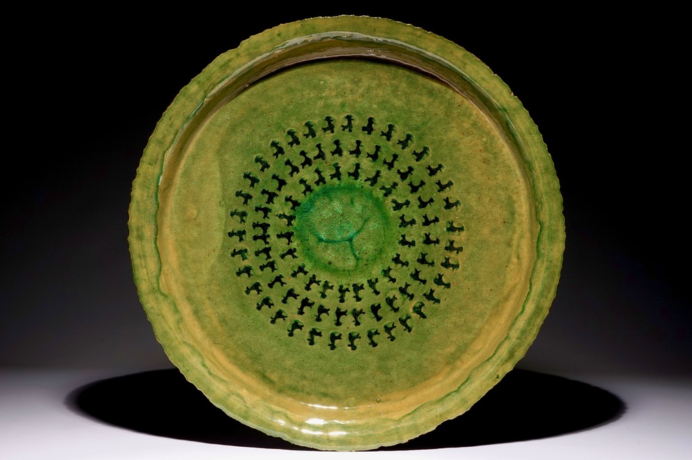 Jack Jefferys (1896-1961): Un grand plat d&eacute;cor&eacute; en c&eacute;ramique verte