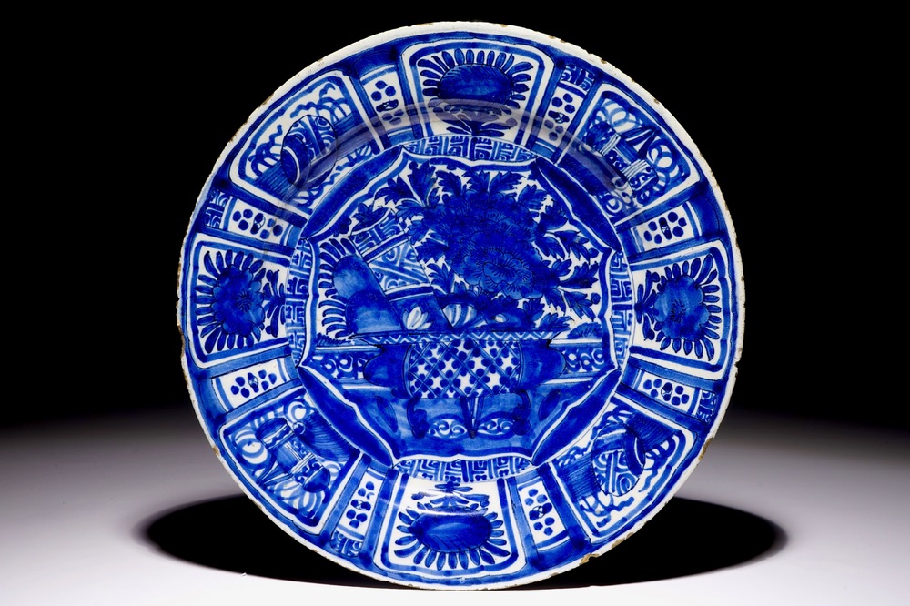 Un plat en fa&iuml;ence de Delft bleu et blanc &agrave; d&eacute;cor chinoiserie de style kraak, 1er quart du 18&egrave;me