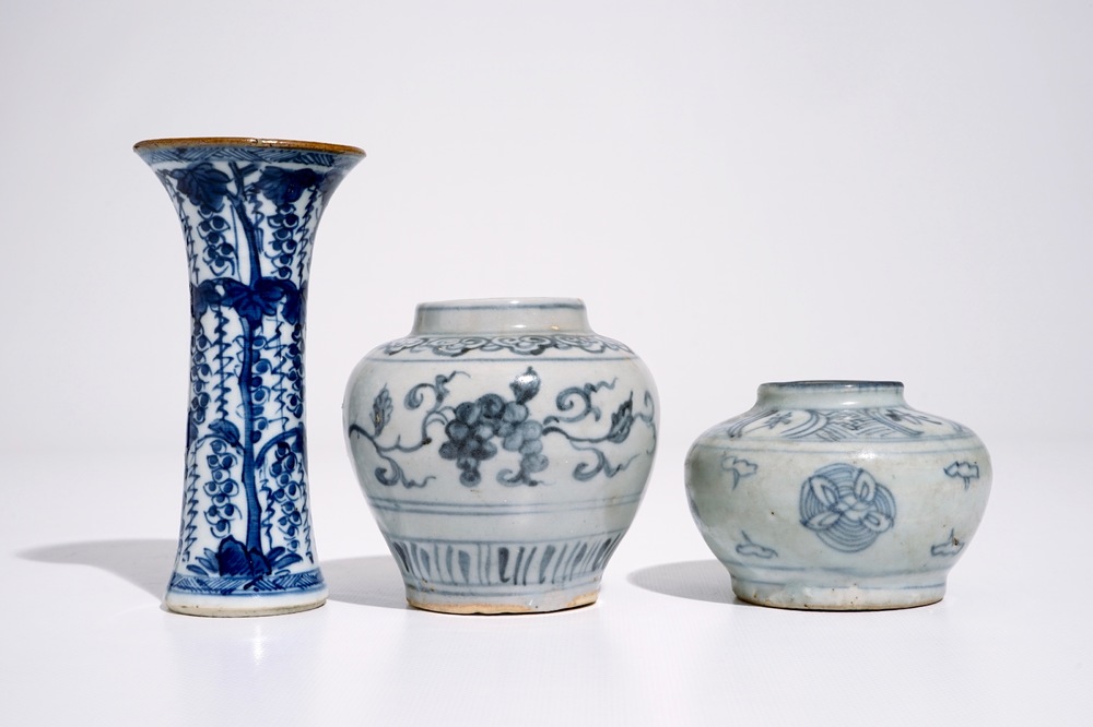 Twee Chinese blauw-witte potjes, Ming en een bekervaasje, Kangxi