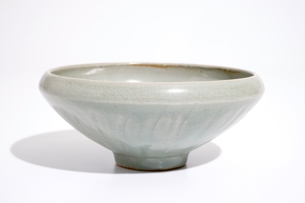 Een Chinese celadon kom met floraal onderglazuur decor, 19e eeuw