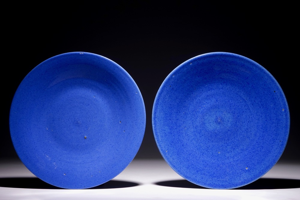 Een paar Chinese monochroom blauwe schotels, 19e eeuw