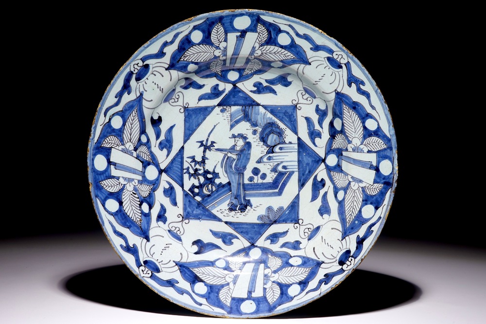 Un plat en fa&iuml;ence de Delft en bleu, blanc et mangan&egrave;se &agrave; d&eacute;cor chinoiserie, 17&egrave;me