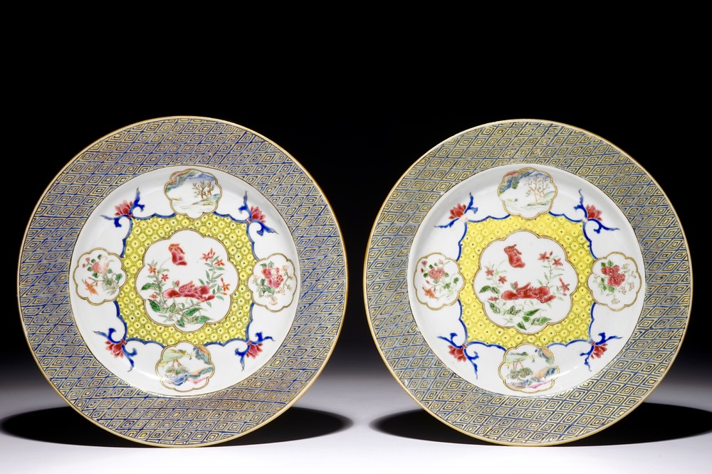 Une paire d'assiettes en porcelaine de Chine famille rose, Yongzheng