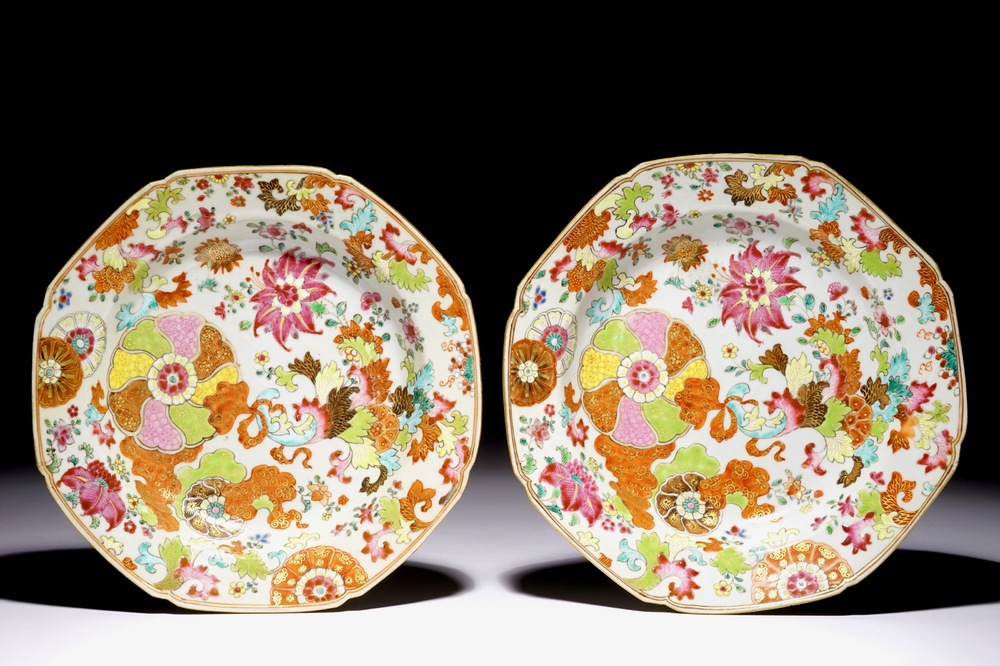 Une paire d'assiettes en porcelaine de Chine &agrave; d&eacute;cor "pseudo feuille de tabac", Qianlong