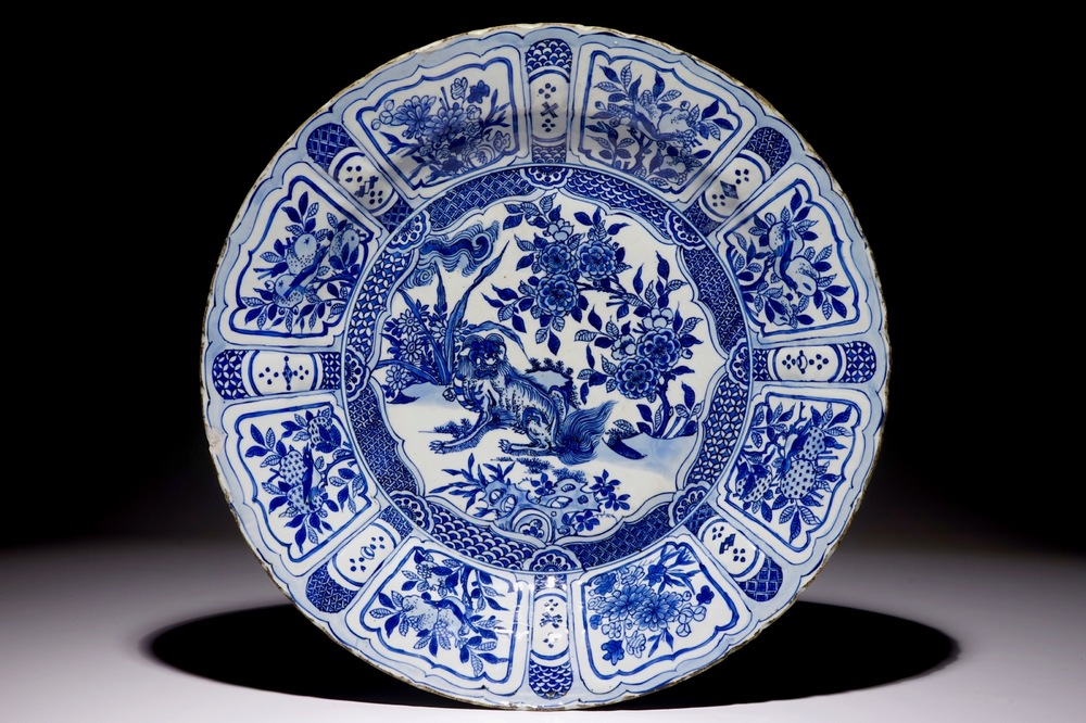 A massive Chinese blue and white kraak porcelain dish with a lion, Ming, Wanli
