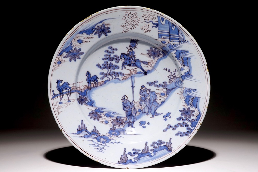 Un grand plat en fa&iuml;ence de Delft en bleu, blanc et mangan&egrave;se &agrave; d&eacute;cor chinoiserie, 17&egrave;me