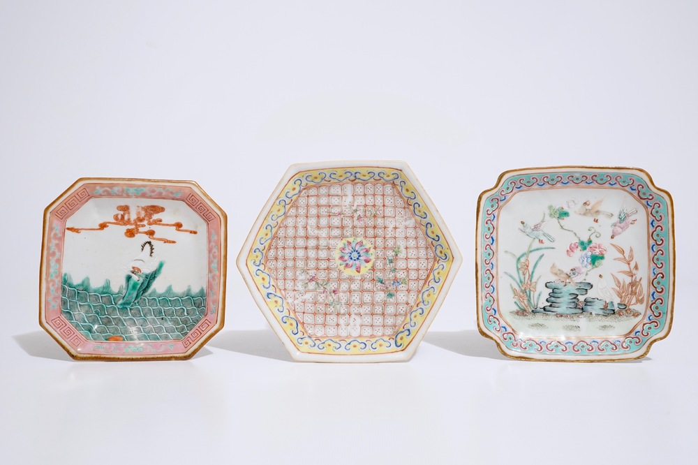 Trois pr&eacute;sentoirs en porcelaine de Chine famille rose, 19&egrave;me