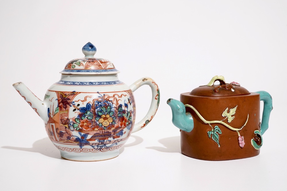 Une th&eacute;i&egrave;re surd&eacute;cor&eacute;e de type Amsterdams bont, Kangxi/Qianlong, et une en gr&egrave;s de Yixing, 19/20&egrave;me