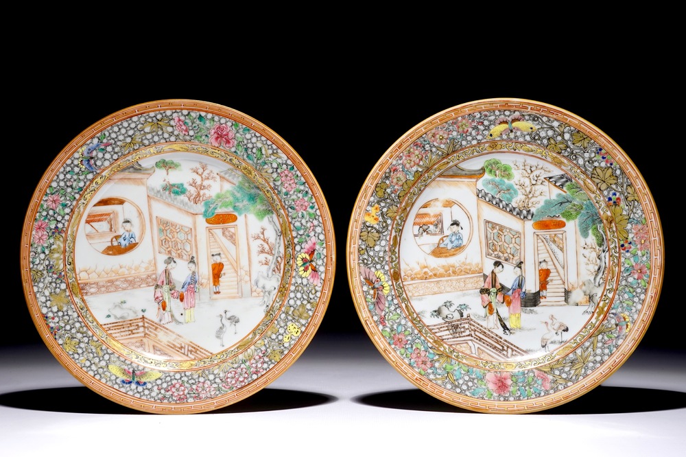 Une paire d'assiettes en porcelaine de Chine famille rose, Yongzheng