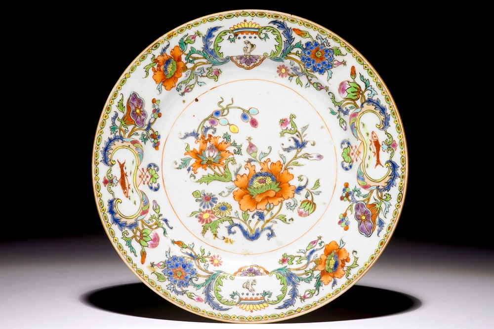 Une assiette en porcelaine de Chine d'exportation &agrave; d&eacute;cor "Pompadour", vers 1745