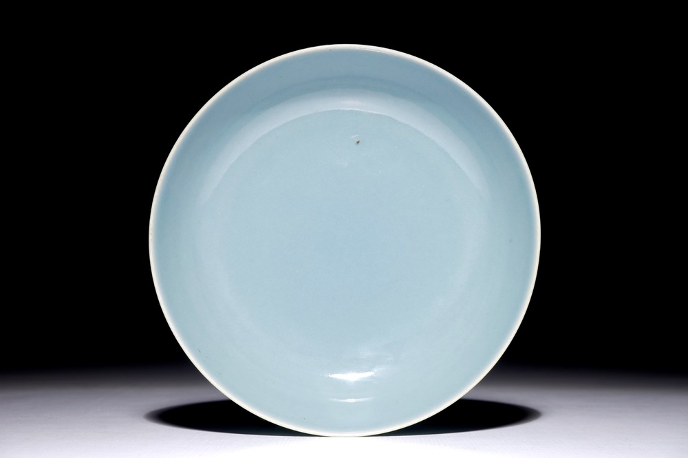 Une assiette monochrome clair de lune en porcelaine de Chine, marque Qianlong, 19/20&egrave;me