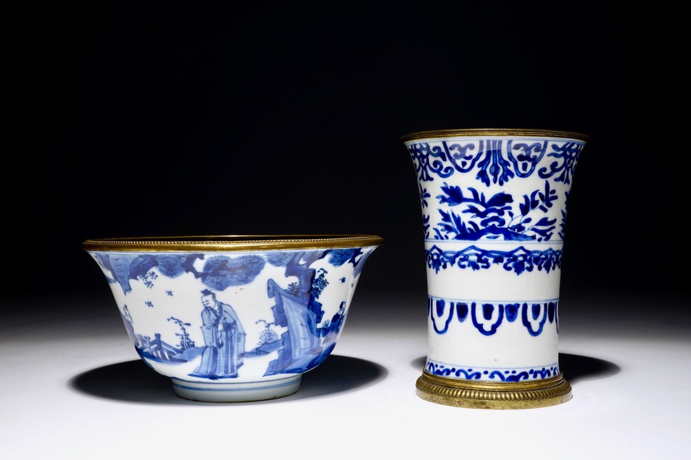 Un bol et un vase en porcelaine de Chine bleu et blanc mont&eacute; en bronze, Kangxi