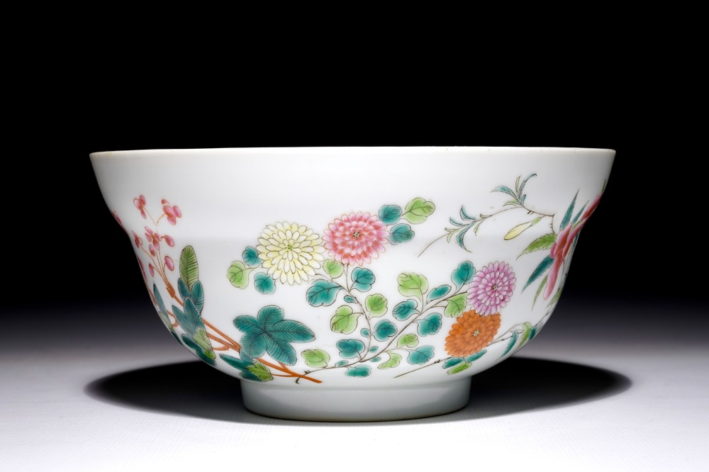 Een Chinese famille rose kom met floraal decor, Guangxu merk en wellicht periode, 19/20e eeuw