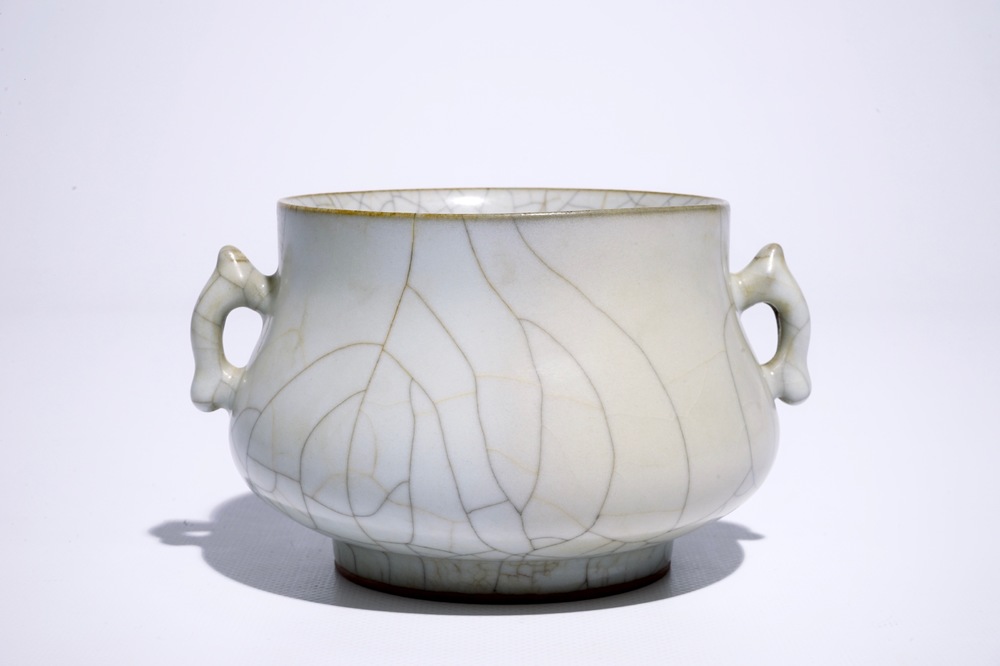 Un br&ucirc;le-parfum en porcelaine de Chine craquel&eacute;, 19/20&egrave;me
