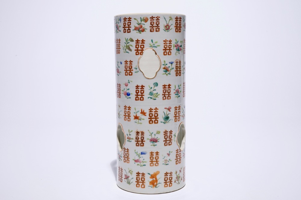 A Chinese famille rose hat stand with "double happiness" symbols, Tongzhi mark, 19th C.