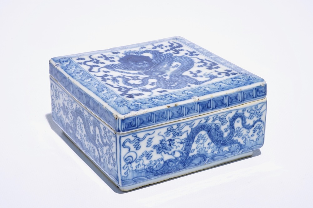 Een vierkante blauw-witte Chinese dekseldoos met drakendecor, Kangxi