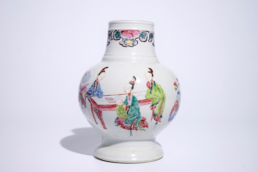 Un vase de forme boule en porcelaine de Chine famille rose, Yongzheng