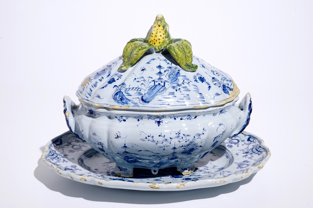 Une terrine sur pr&eacute;sentoir en fa&iuml;ence de Delft technique mixte &agrave; d&eacute;cor de chinoiserie, 18&egrave;me