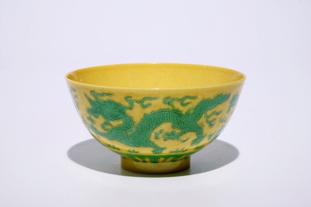 Un bol en porcelaine de Chine &agrave; d&eacute;cor de dragons et ph&eacute;nix verts sur fond jaune, marque et p&eacute;riode de Guangxu