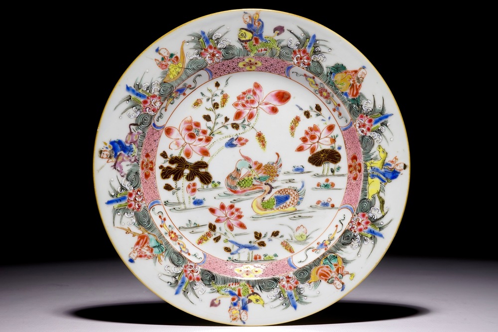 Une assiette en porcelaine de Chine aux canards mandarins et immortels, Yongzheng