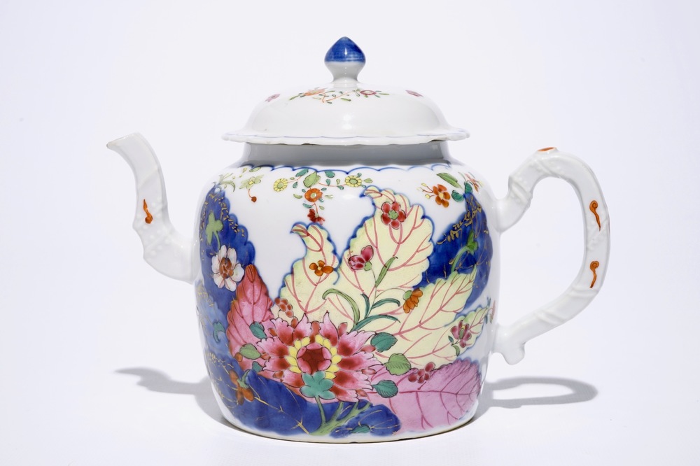 Een Chinese famille rose theepot met decor van tabaksbladeren, Qianlong