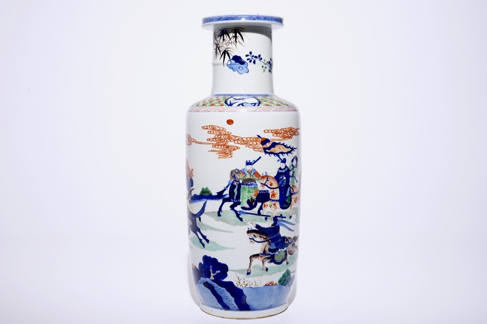 Un grand vase rouleau en porcelaine de Chine a d&eacute;cor de chevaliers, 20&egrave;me