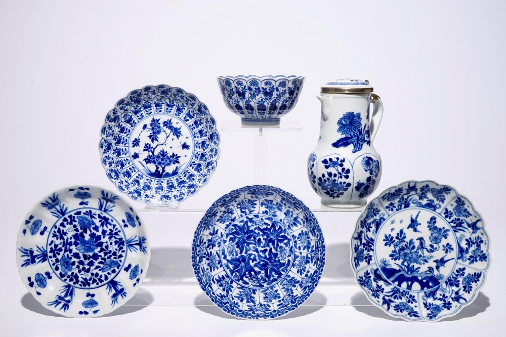 Une verseuse couverte mont&eacute;e d'argent, une tasse et soucoupe et trois coupes en porcelaine de Chine bleu et blanc, Kangxi
