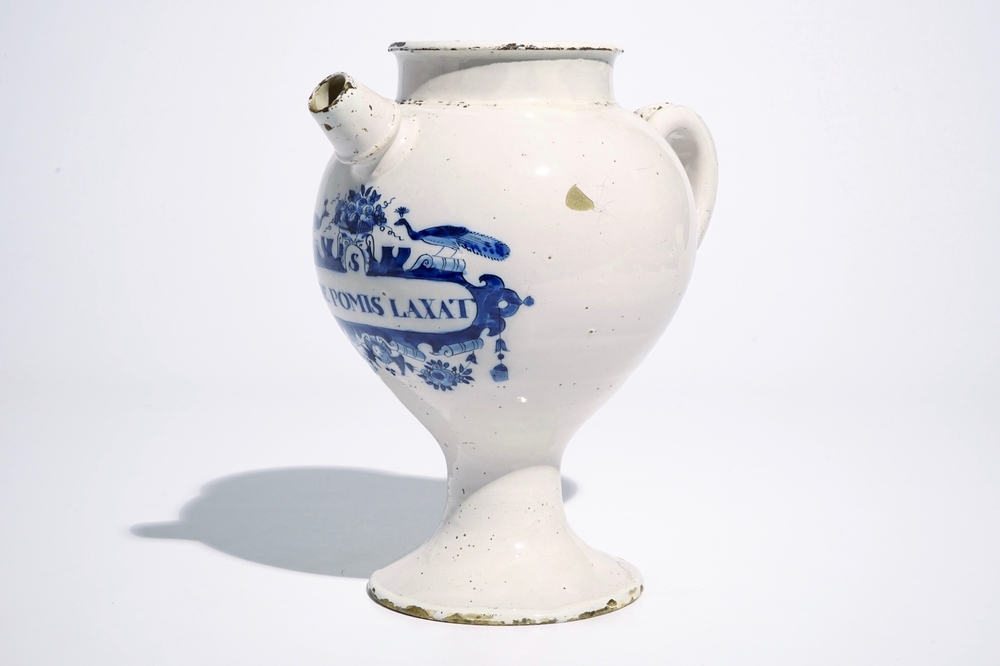 Une grande chevrette en fa&iuml;ence de Delft bleu et blanc "S. De Pomis Laxat", 18&egrave;me