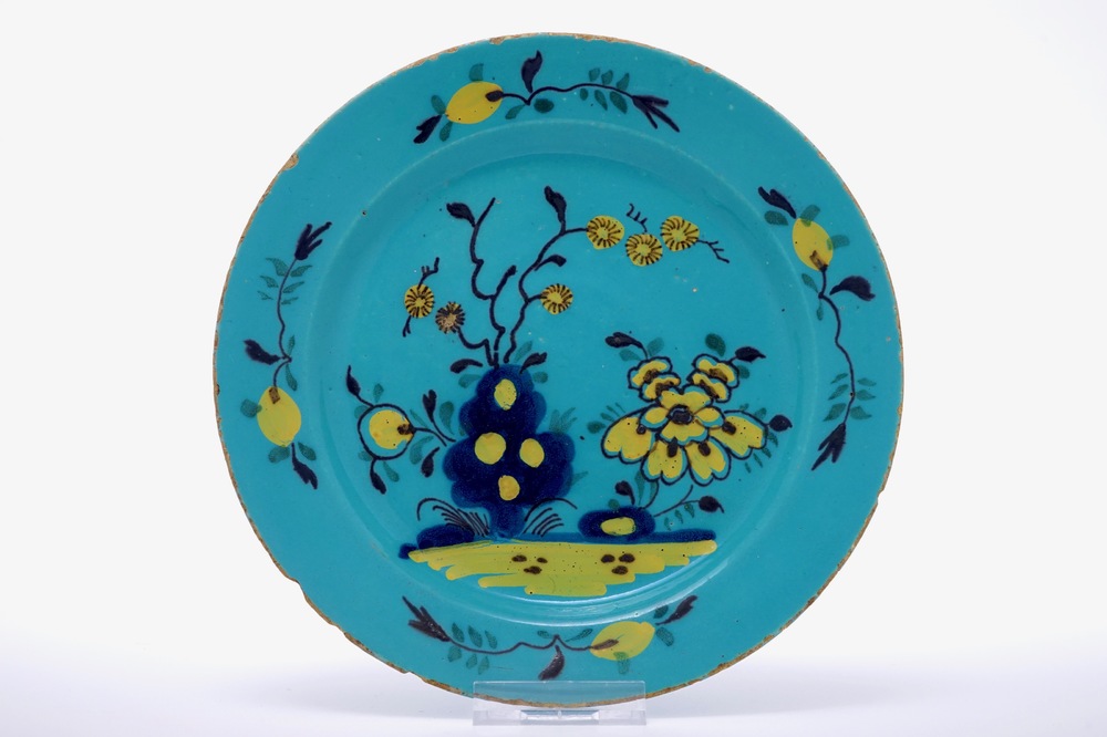 Une rare assiette en fa&iuml;ence Delft polychrome &agrave; fond turquoise, 18&egrave;me