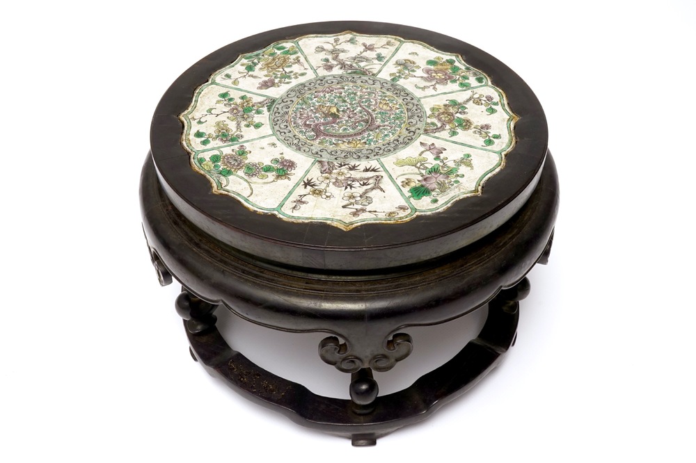 Une plaque en forme de lotus en porcelaine de Chine verte sur biscuit, mont&eacute;e dans un socle en bois sculpt&eacute;, Kangxi