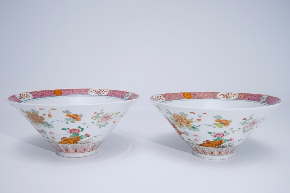 Une paire de bols en porcelaine de Chine famille rose de forme conique, 19&egrave;me