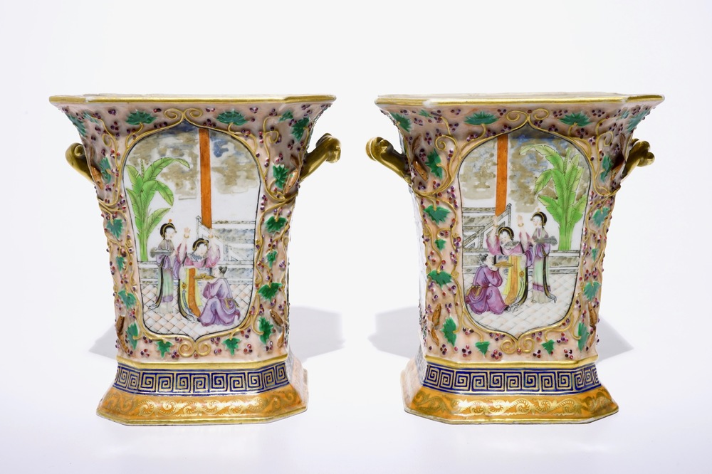 Une paire de pots &agrave; fleurs en porcelaine de Chine d'exportation famille rose, Qianlong