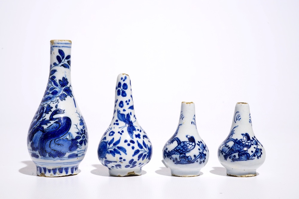 Quatre vases miniatures en fa&iuml;ence de Delft bleu et blanc, 17/18&egrave;me