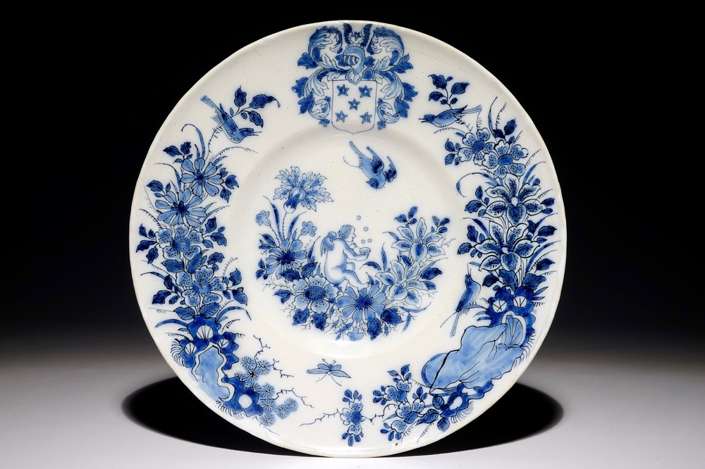 Une assiette armori&eacute;e en fa&iuml;ence de Delft bleu et blanc &agrave; d&eacute;cor d'un putto, 17&egrave;me